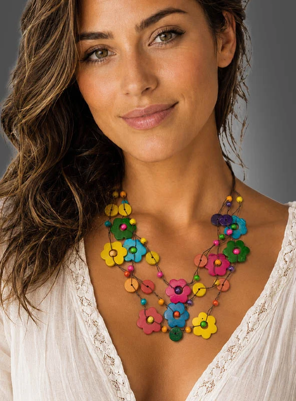 Bunte Blumenkette aus Naturmaterial