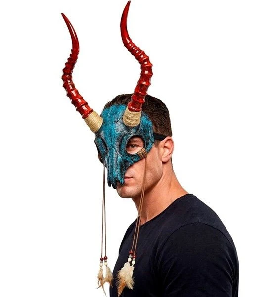MASKE „SHAMAN“ – STIERKOPF MIT HÖRNERN UND FEDERN