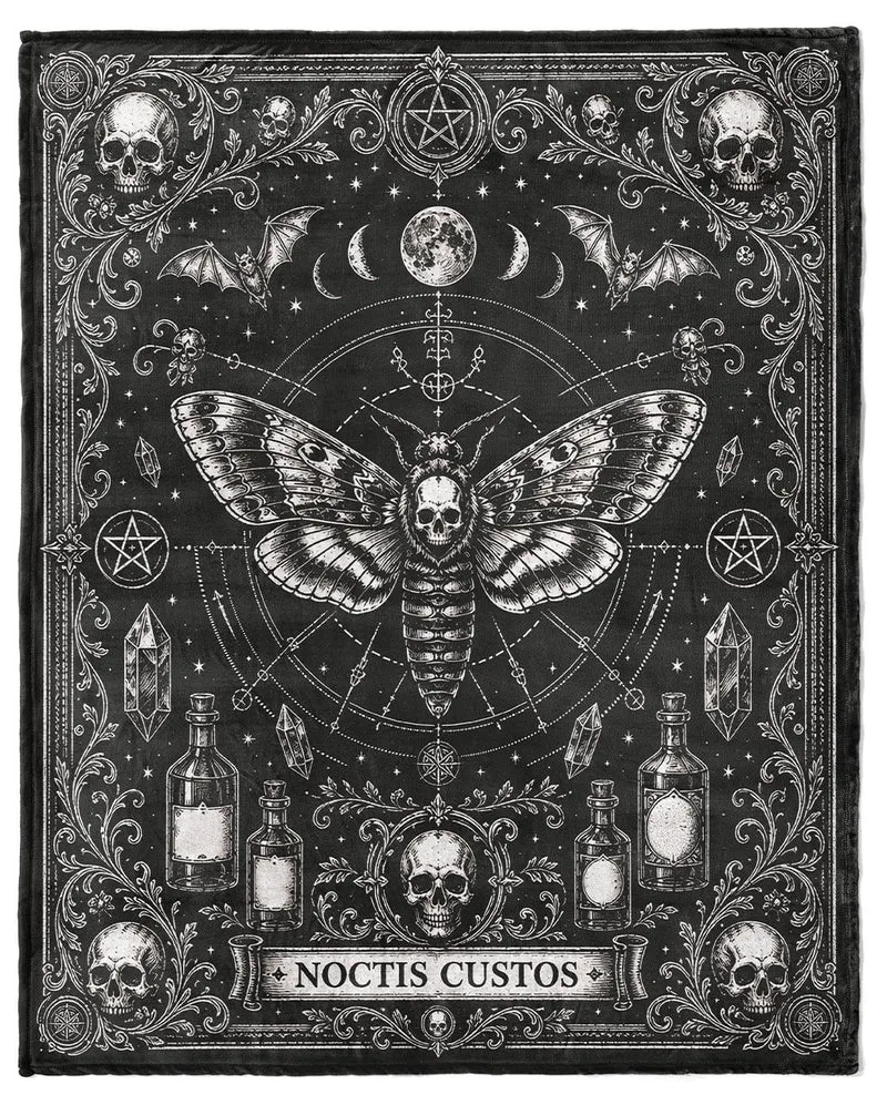 Noctis Manor „Totenkopf Motte“ Gothic Kuscheldecke 178x152cm