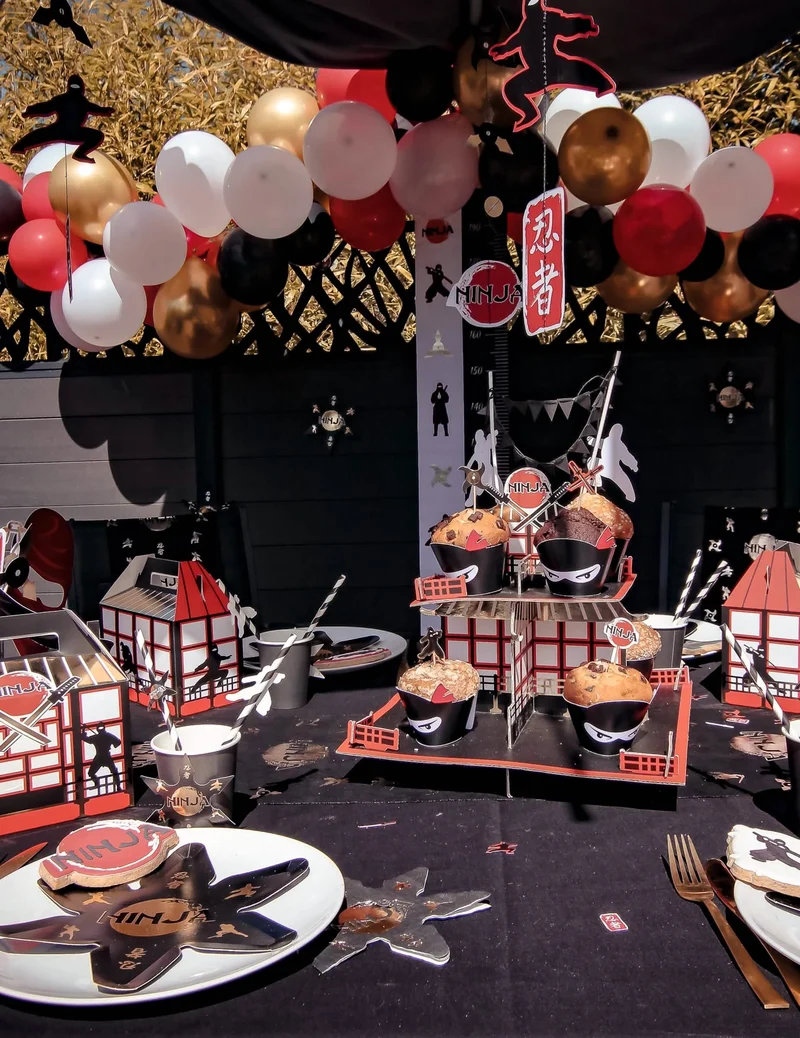 Kit Bogen mit 60 roten, schwarzen, goldenen und weißen Ballons für den Geburtstag