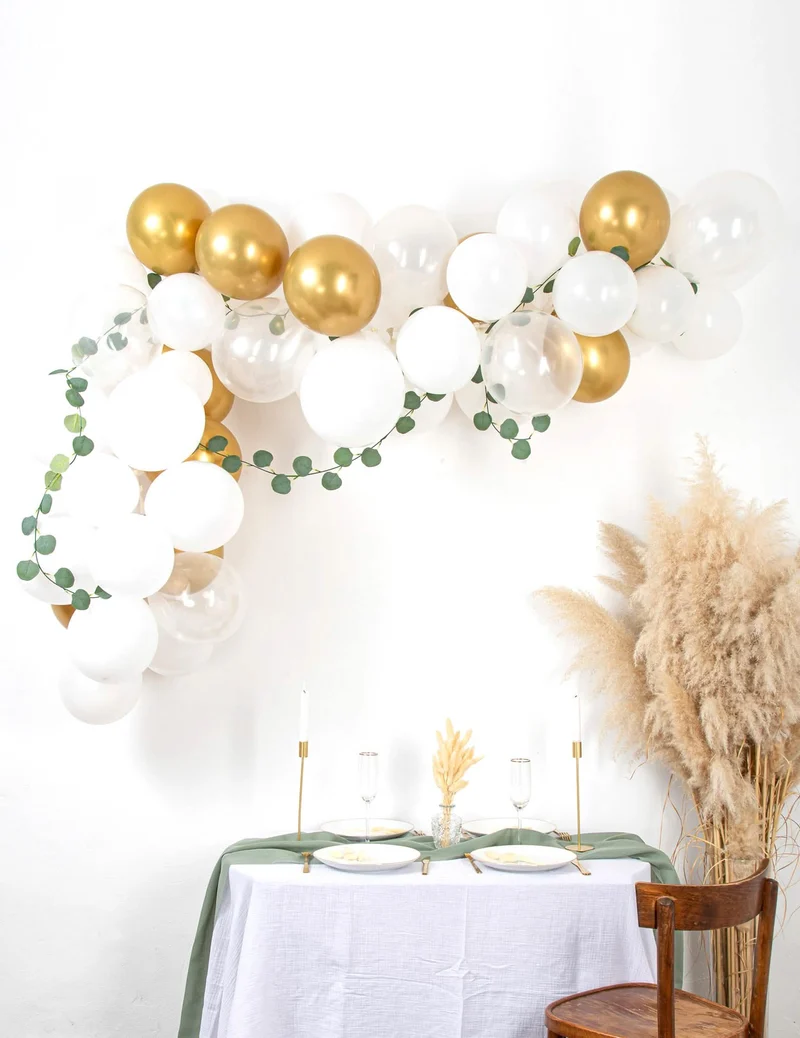 Kit Ballonbogen 60 Stück Weiß und Gold mit Eukalyptus-Pflanze