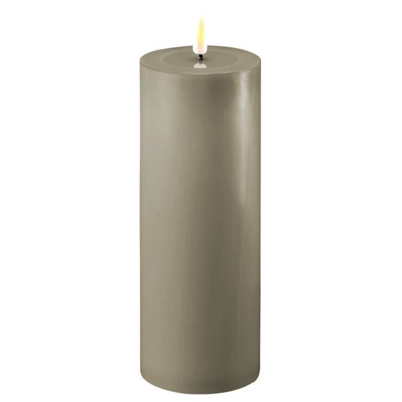 DELUXE LED Stumpenkerze sandfarben 7,5 x 20 cm Outdoor