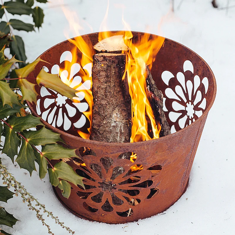 Feuerstelle Wiese oder Blumen Rost