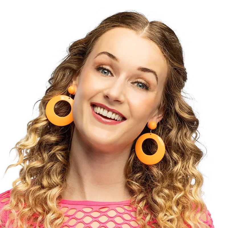 Ein Paar Ohrringe im Retro-Stil, neonorange
