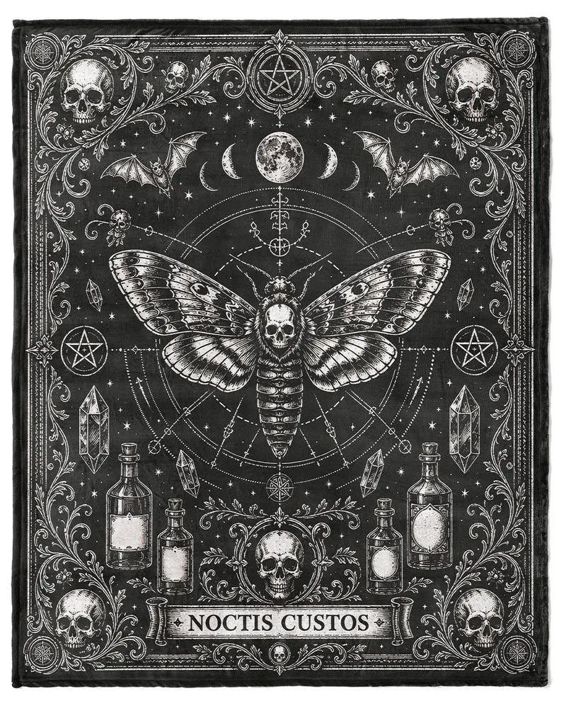 Noctis Manor „Totenkopfschwärmer“ Gothic Kuscheldecke 178x152cm