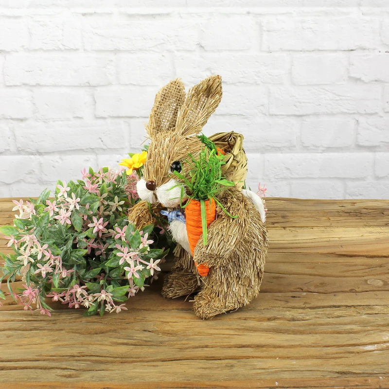 Hase, Strohhase mit Rucksack und Karotte