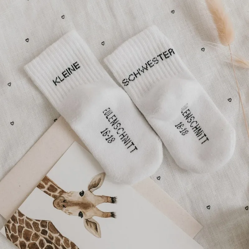 Eulenschnitt Babysocken weiß Kleine Schwester