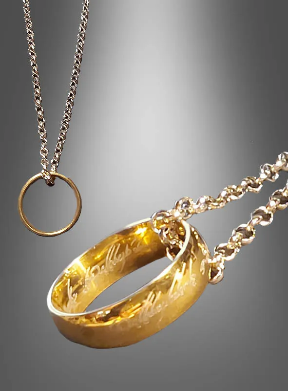 Goldfarbener Ring an Kette mit Elbenschrift