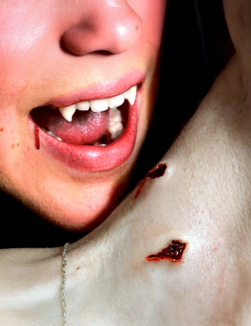 Vampirbiss-Wunde als Abziehbild mit Wasser Premium