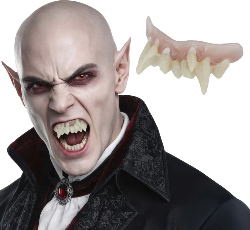 Halloween-Monster mit falschen Zähnen