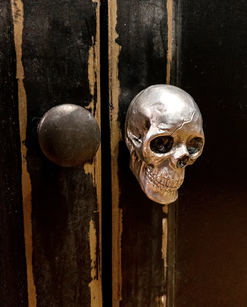 Silberner Totenkopf Schubladengriff