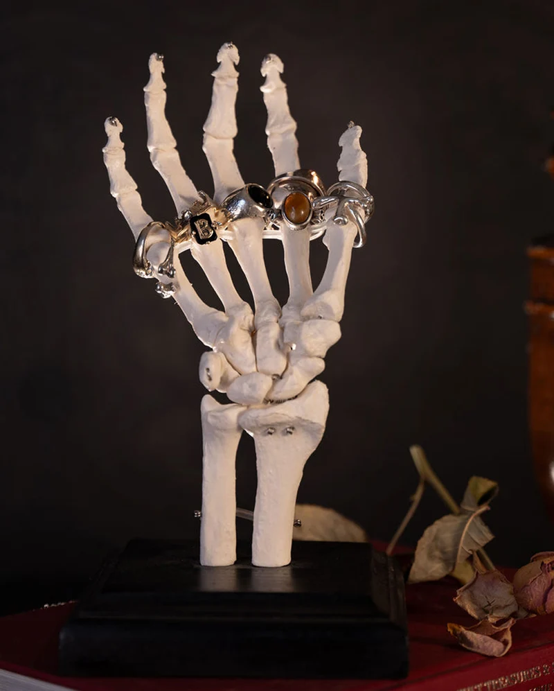 Skeletthand Schmuckständer