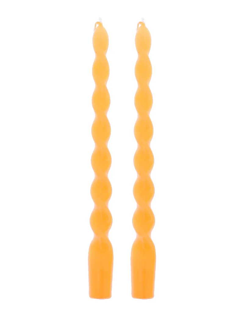 2 gedrehte Kerzen in Neon-Orange
