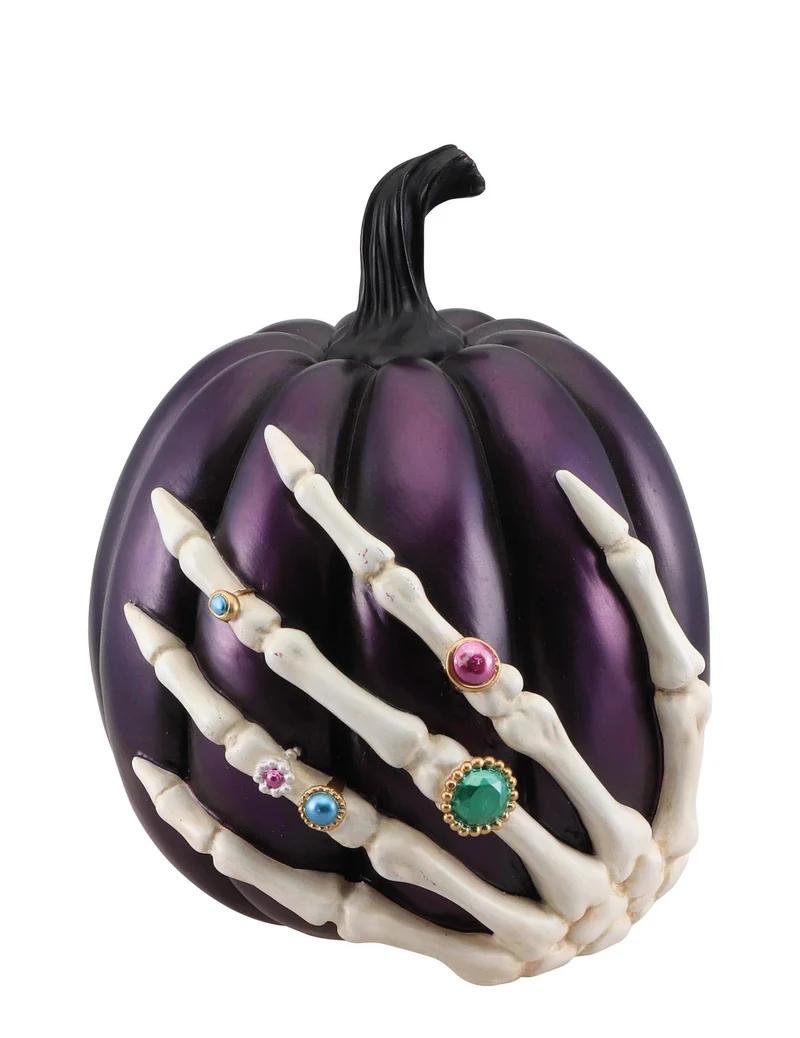 Lila Kürbis mit Skeletthand aus Harz, 27 cm