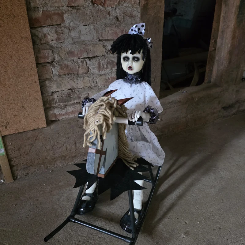 Animatronic Geistermädchen Isabella auf Schaukelpferd