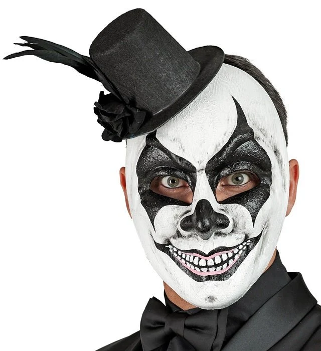 Hut mit Maske, schwarz-weiß, Totenkopf