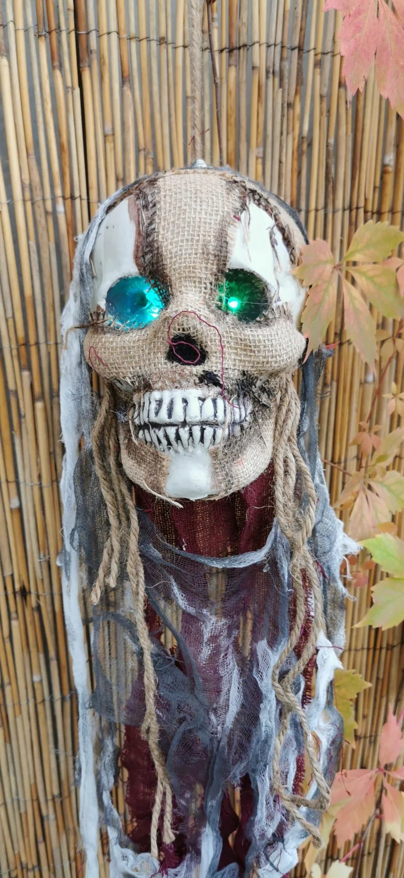 Hängender Schädel LED Augen Pirat