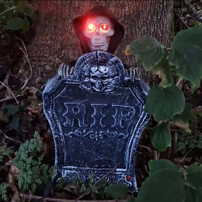 Gruseliger Grabstein mit Totenkopf