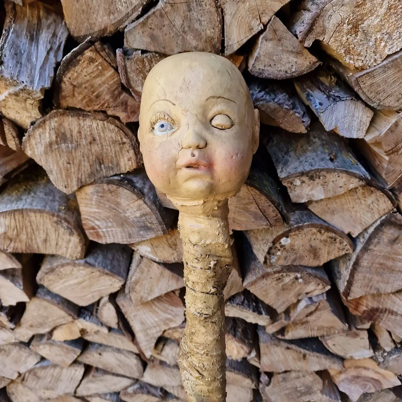 Kinderschädel Gehstock – Das schaurige Accessoire für Hexen&Voodoo-Meister