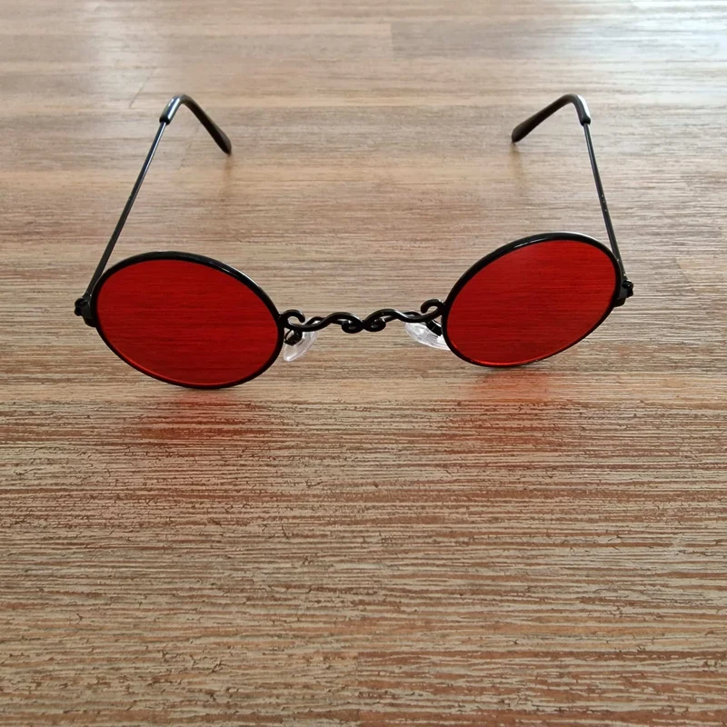 Geschwungene Vampir Brille