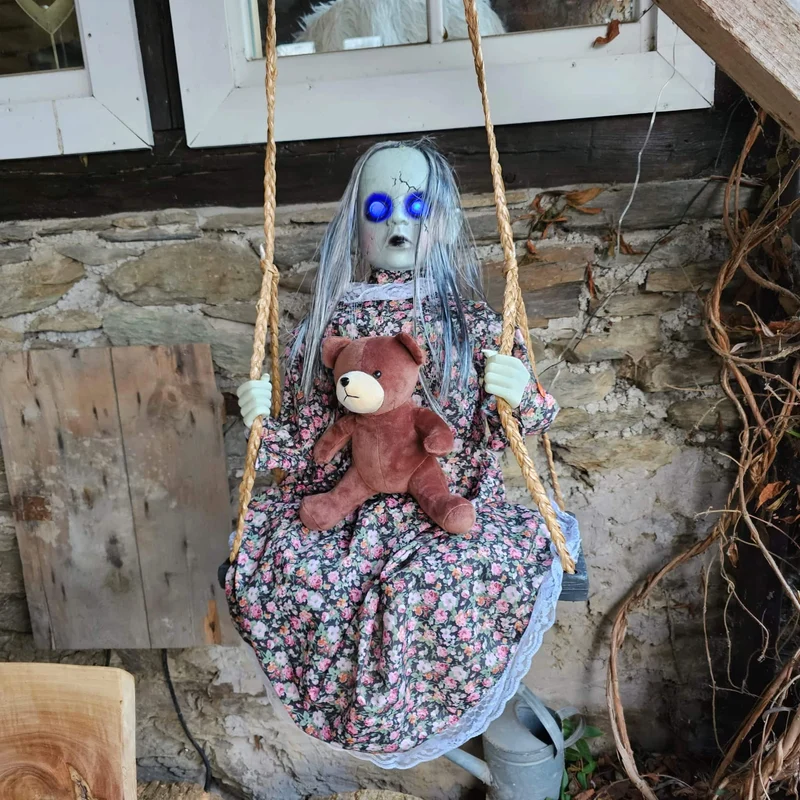 Schaukelndes Zombiemädchen Gracy