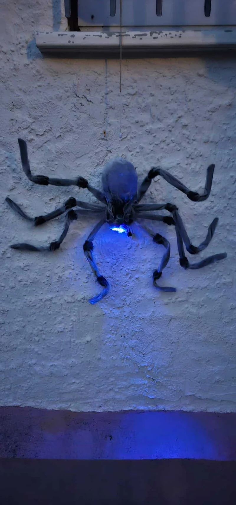 Gruselige Animatronic Spinne mit LED-Augen