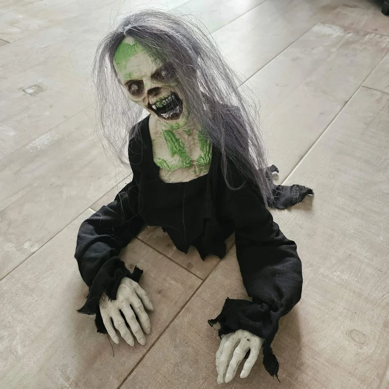 Gruselig kriechender Zombie