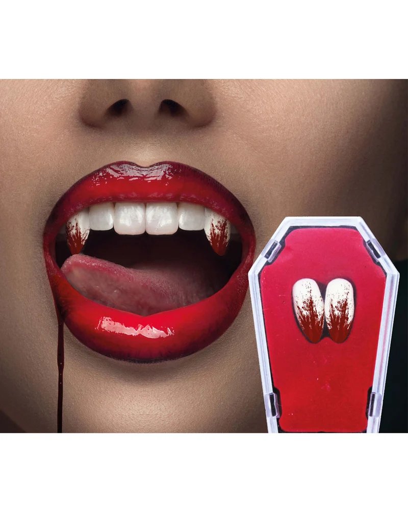 Blutige Vampireckzähne