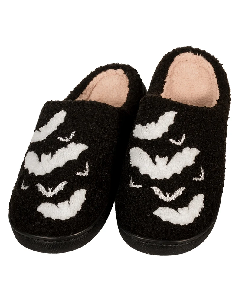 Flauschige Gothic Hausschuhe mit Fledermaus Motiv