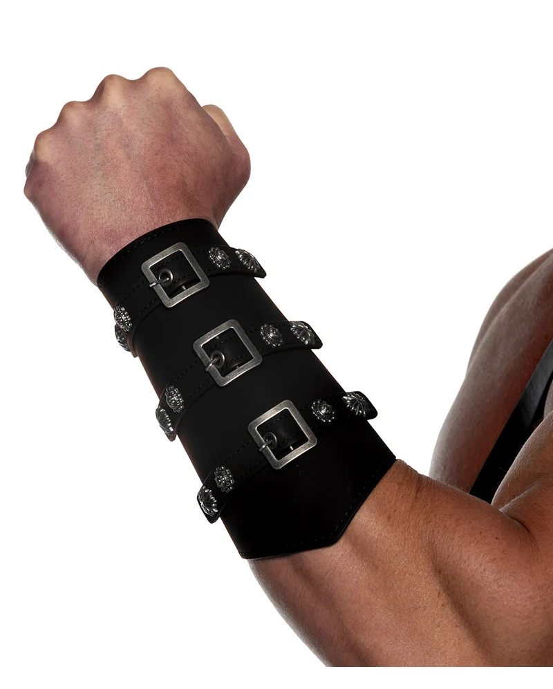 Schwarze Gladiator Armschienen aus Kunstleder mit Schnallen