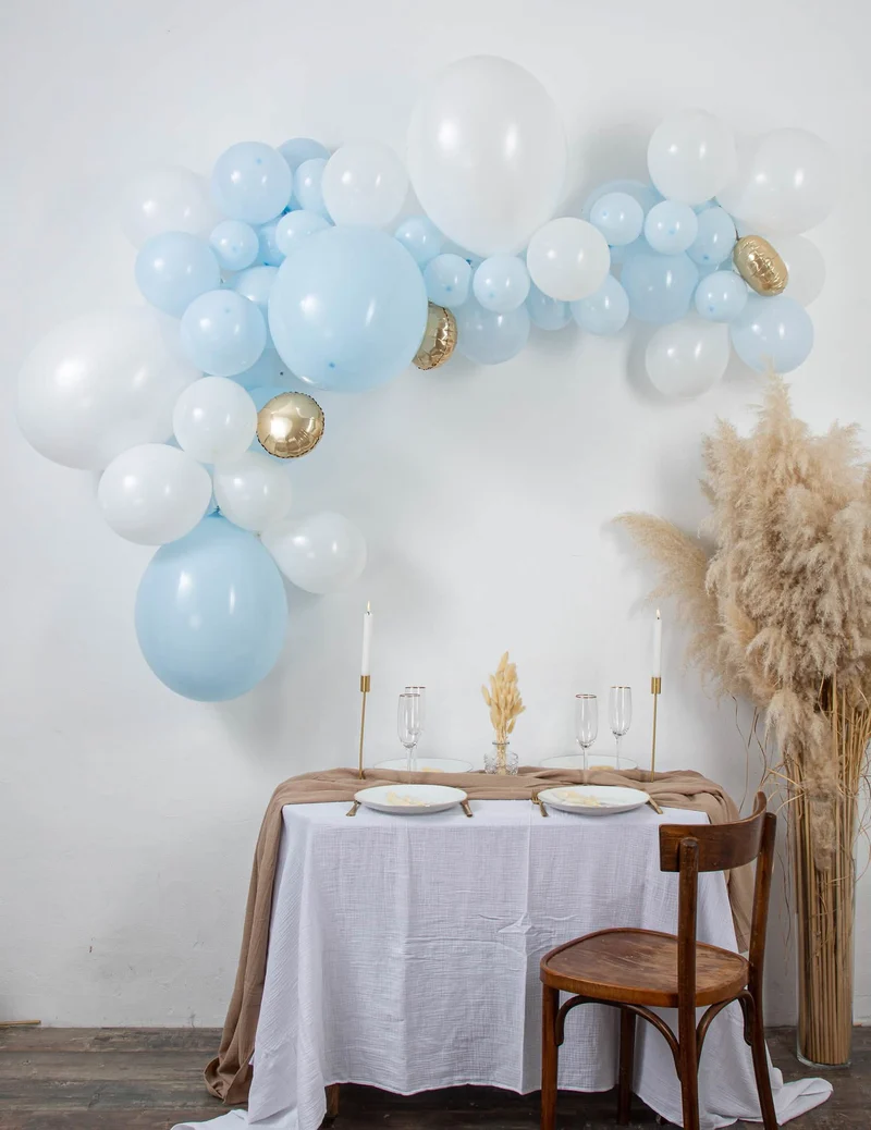 Bogen-Kit mit 57 blau-weißen Ballons für Babyparty