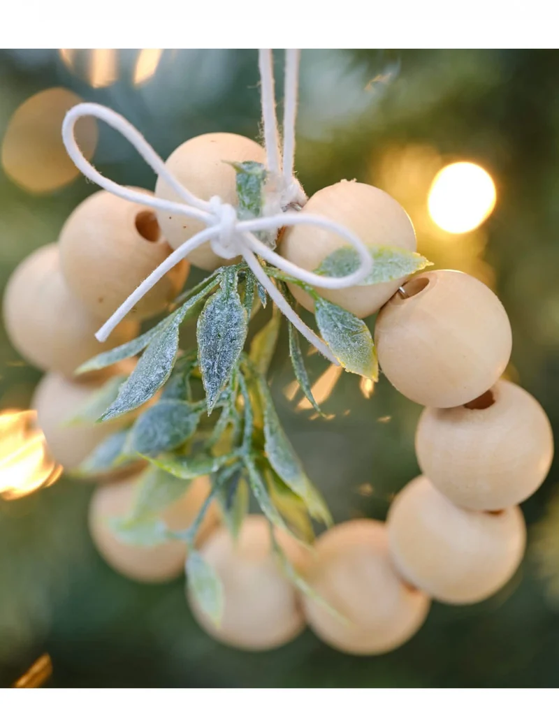 4 natürliche Weihnachtsbaumdekorationen aus Pflanzenmaterial und Holzperlen