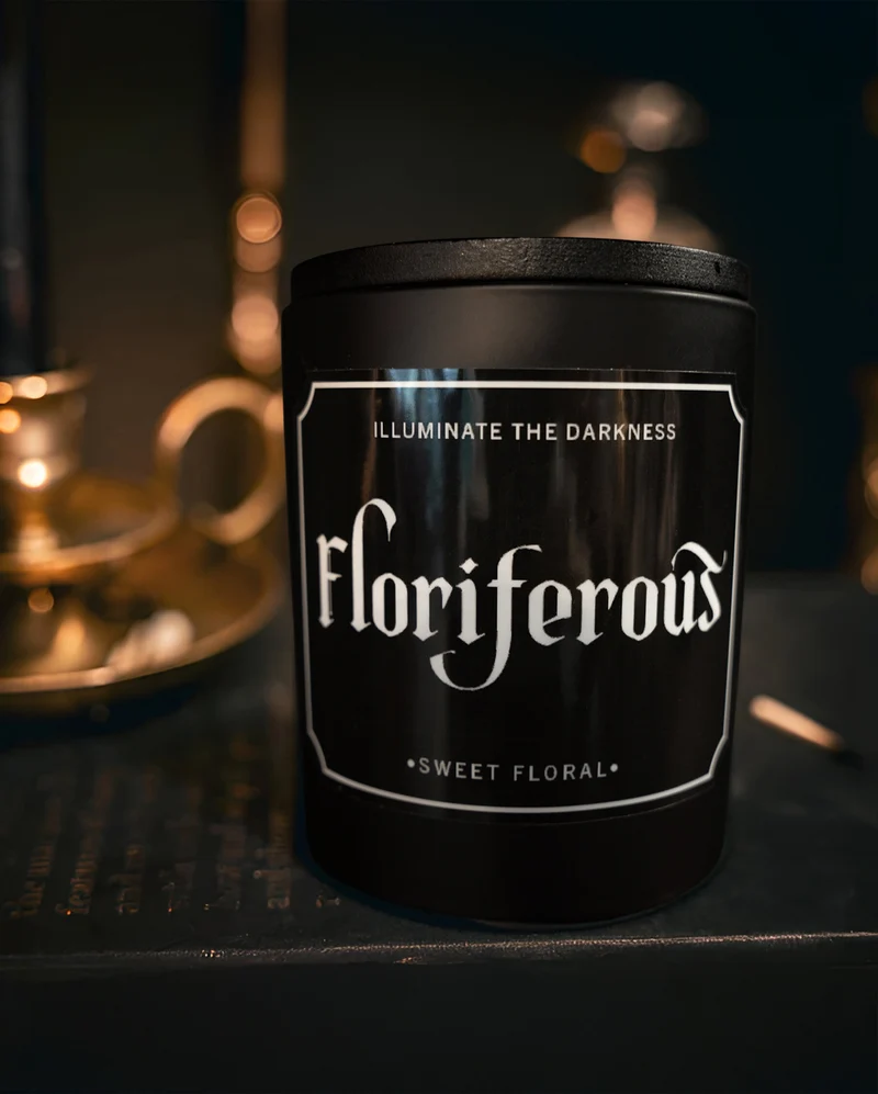 Floriferous Gothic Duftkerze in schwarzer Metalldose
