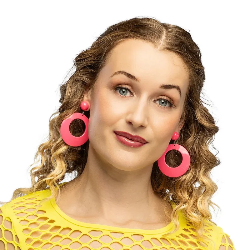 Ein Paar Ohrringe im Retro-Stil in Neonrosa