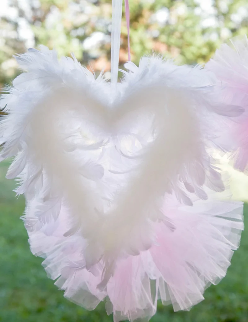 Weißes Federherz zum Aufhängen 20 cm für Hochzeit