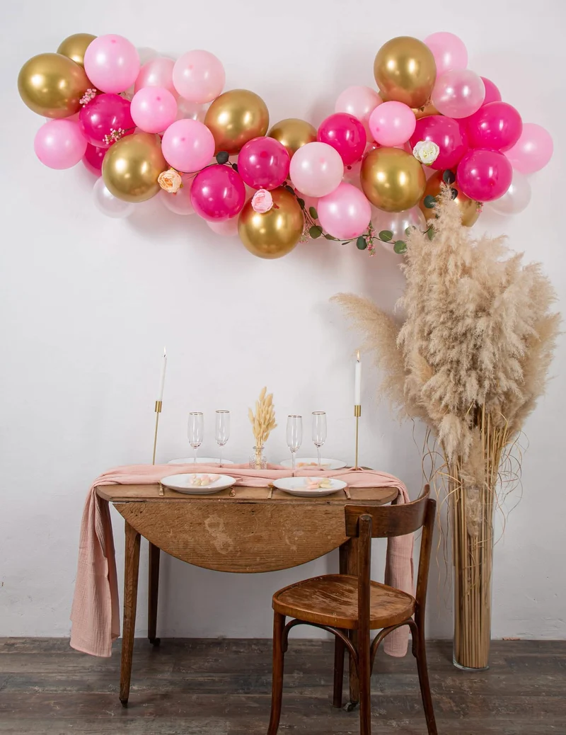 Kit Ballongirlande 50 Ballons Rosa und Gold mit Pfingstrosen und Eukalyptus, Blumendekoration