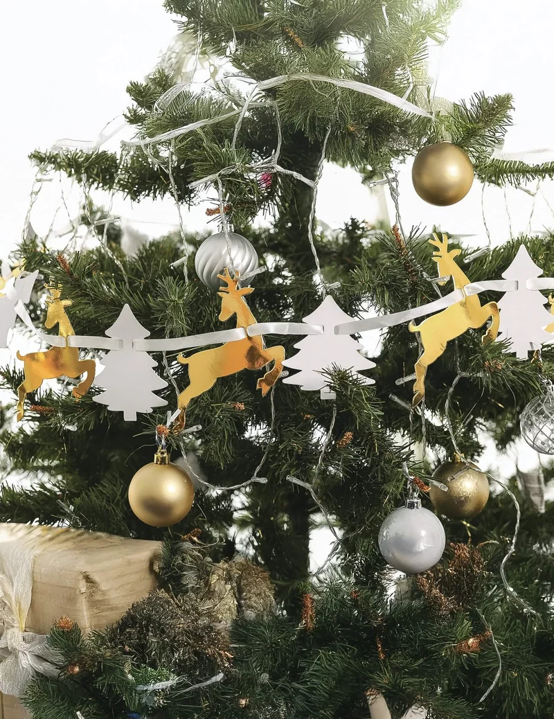 Girlande aus Pappe mit weißen und goldenen Tannenbäumen und Rentieren, 3 m Weihnachtsdekoration