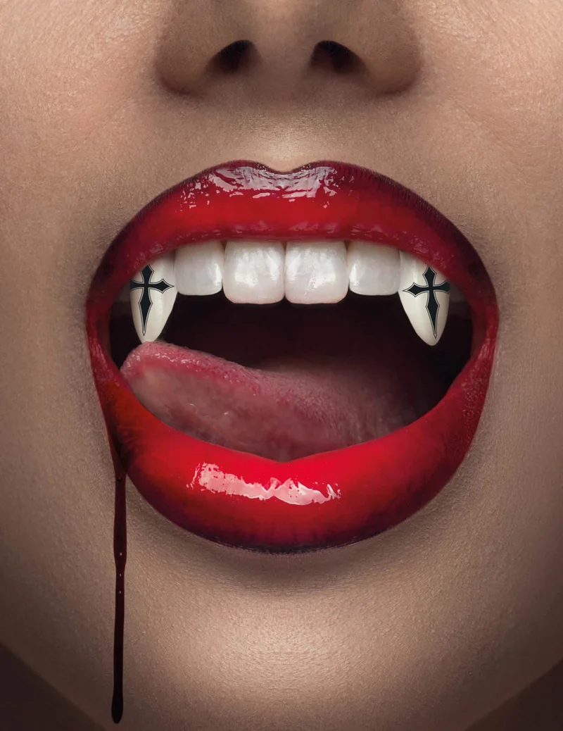 Vampirzähne mit gotischen Kreuzen