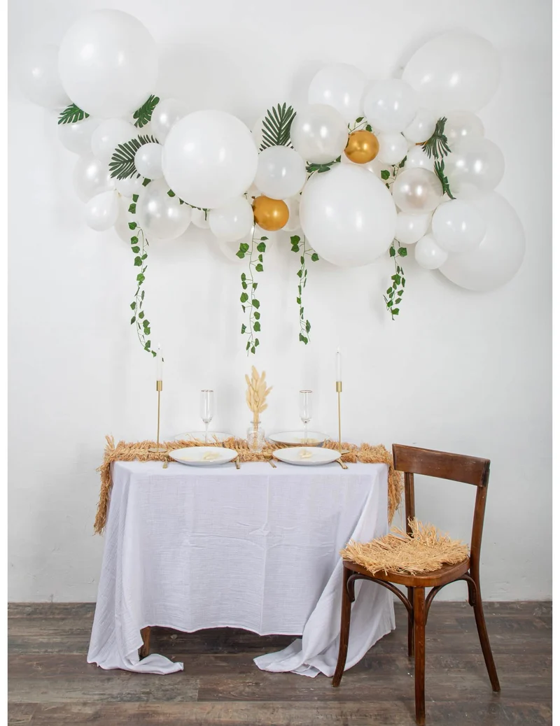 Bogen-Set mit 55 weißen und goldenen Ballons, Efeu und tropischen Blättern, schicke Dekoration