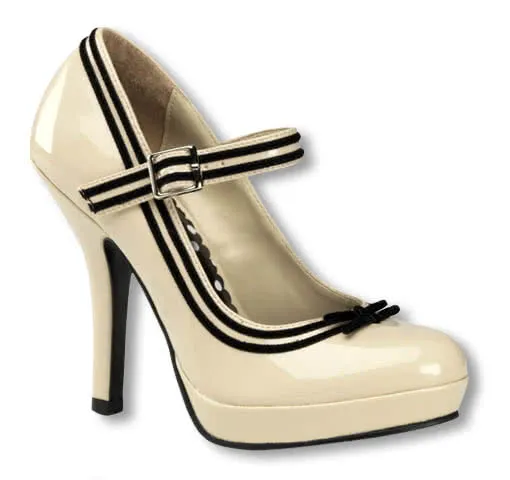 Cremefarbene Pumps mit Plateau