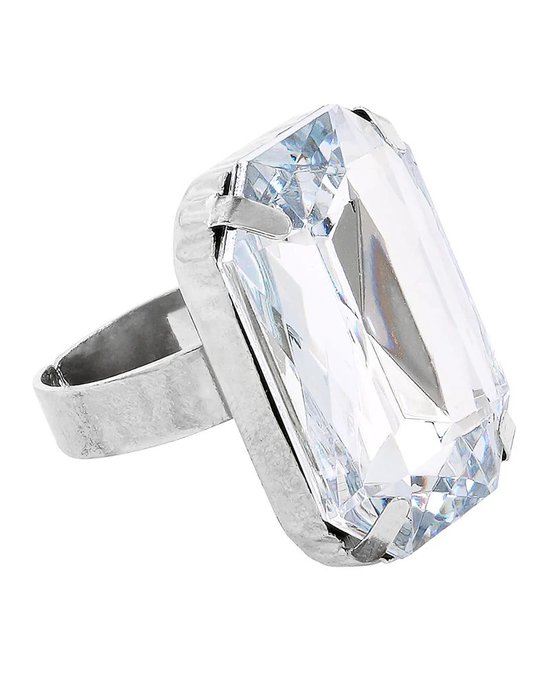Ring mit weißem Schmuckstein