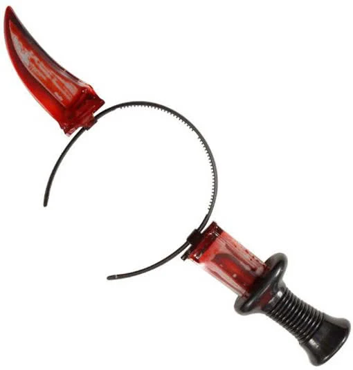 Blutiges Messer im Kopf
