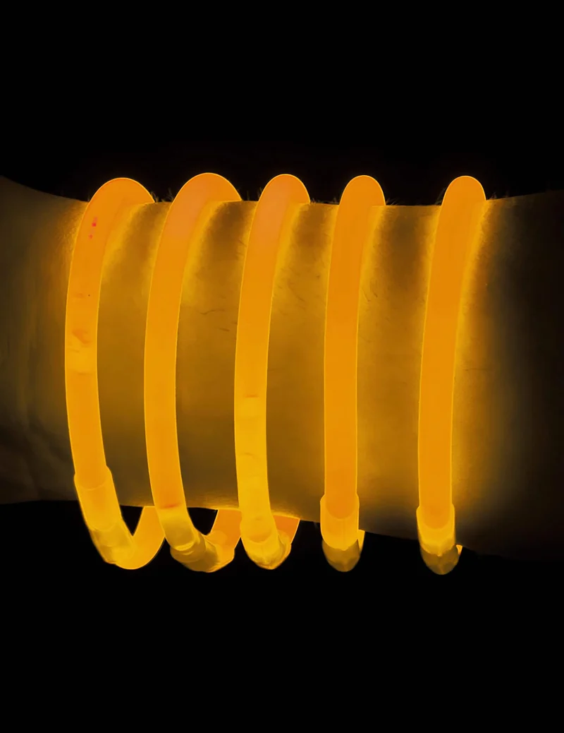 100 orangefarbene Knicklichter-Armbänder