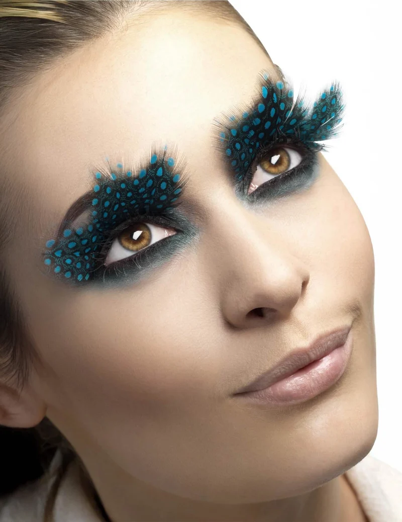 Lange schwarze Wimpern mit blauen Punkten