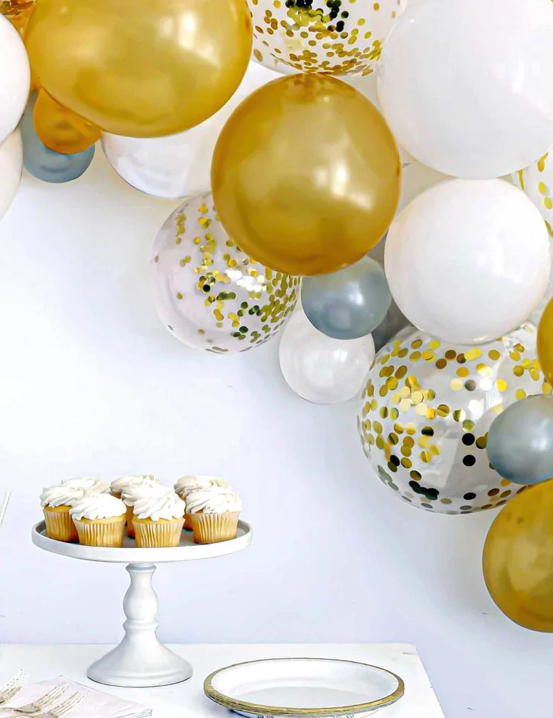 Bogenset mit 40 weißen und goldenen Luftballons mit Konfetti
