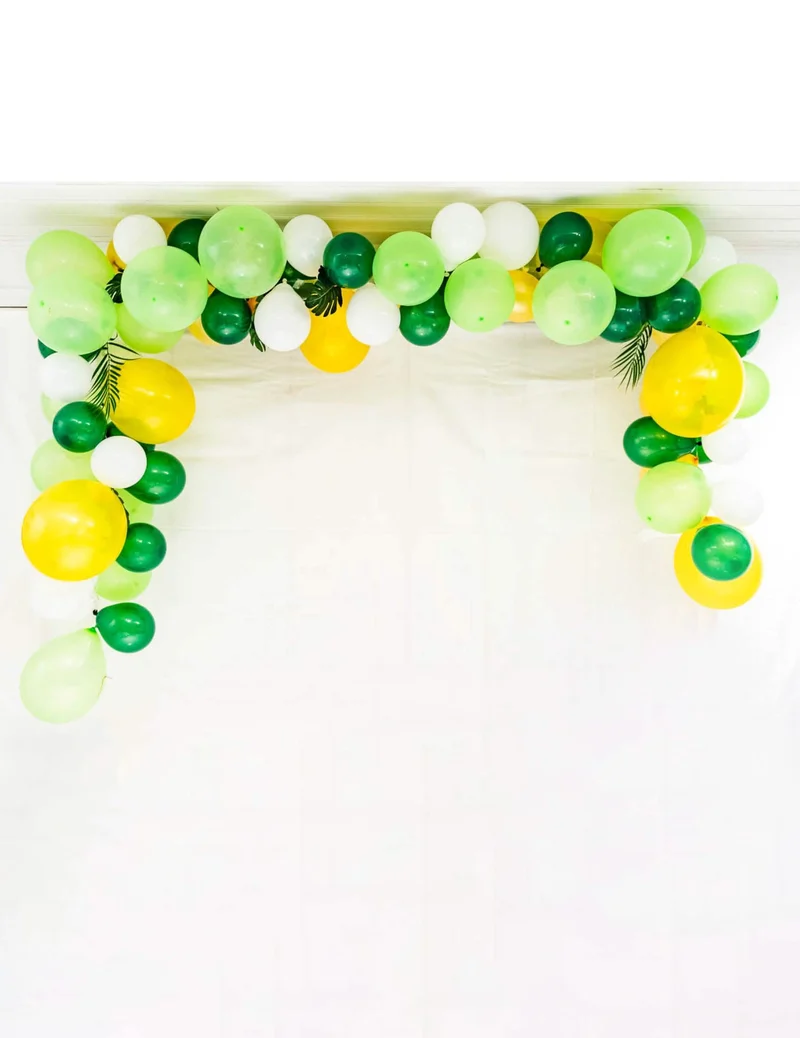 Set für tropischen Ballonbogen und Dschungelblätter