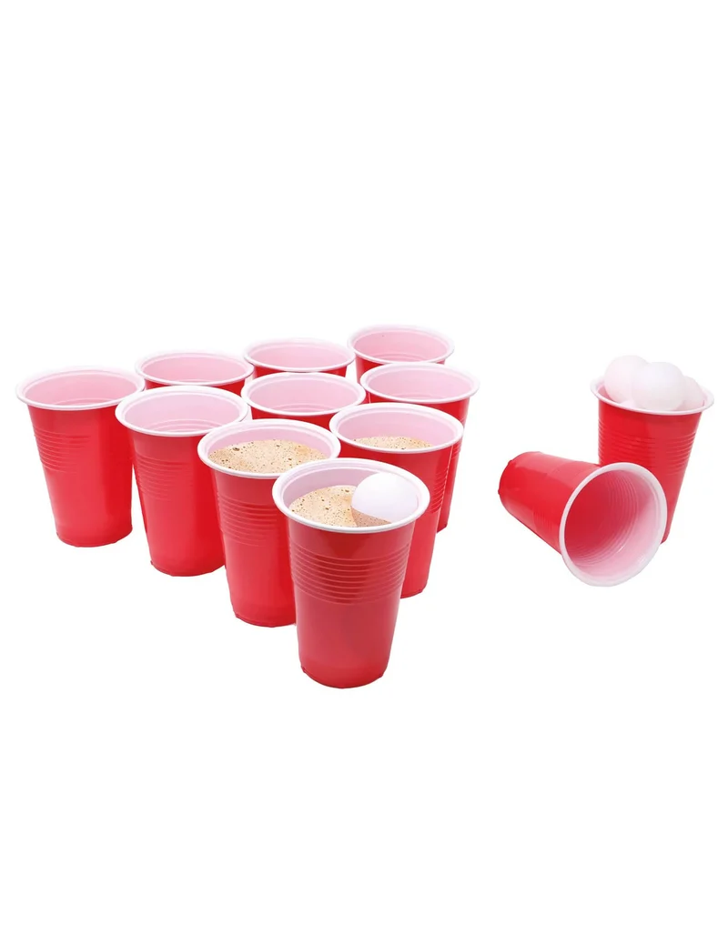 Bier-Pong-Spiel mit Bechern und Bällen