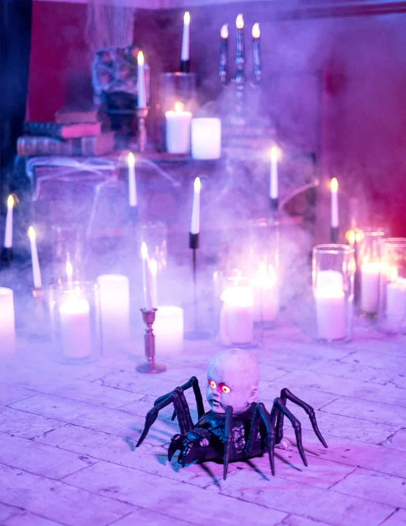 Animierte Dekofigur Spinne mit Puppenkopf