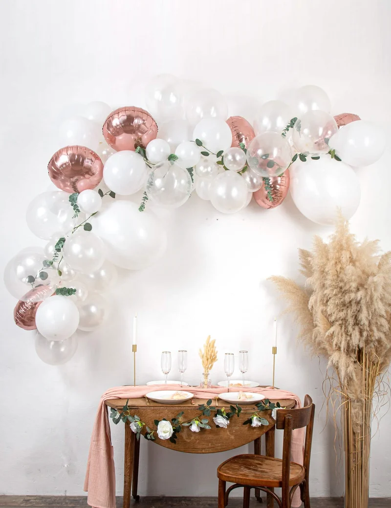 Bogenset mit 70 roségoldenen Luftballons mit Eukalyptus und Rosen